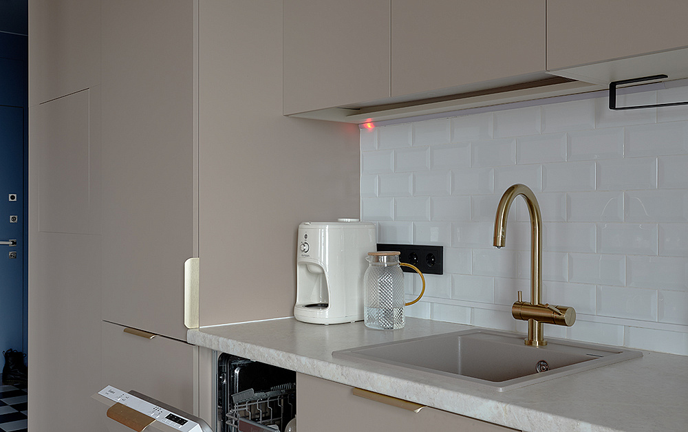 Шкафы и кухня Стоун Колор для однушки с круговой планировкой